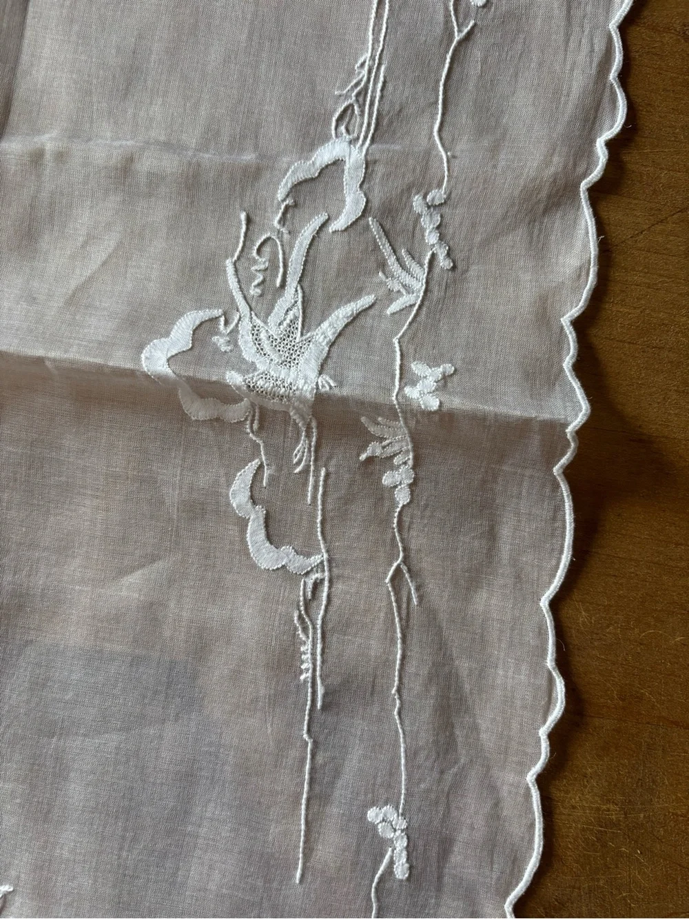Vintage Hand-Embroidered Linen Table Runner Scalloped Edge Traditional Heritage